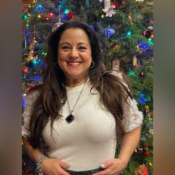 BERNADETTE😊 🎊POSH AMBASSADOR🎊 Here to help you! Any questions just reach out - Picture 4 of 12